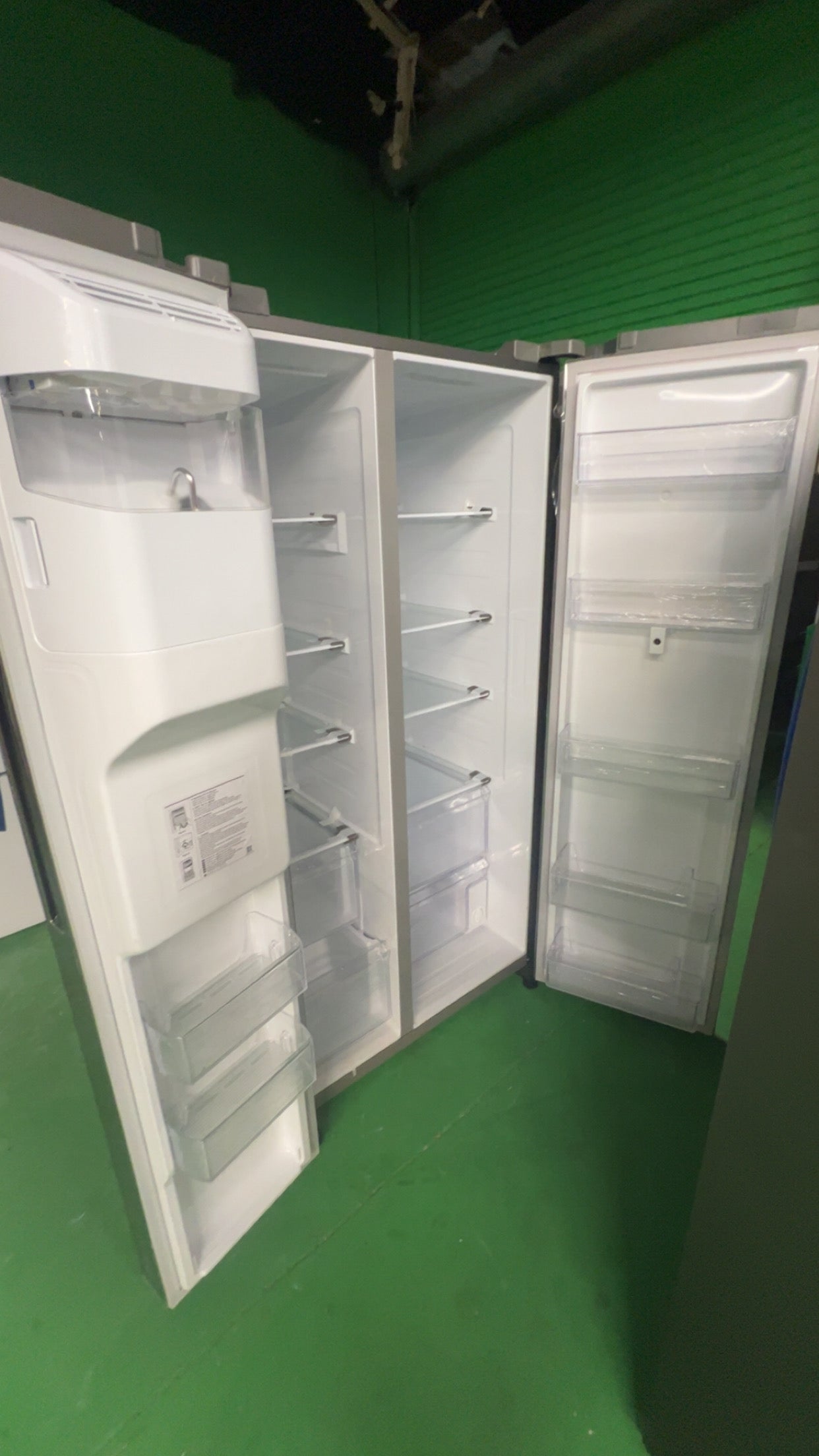 26.7 cu. ft. Large Capacity Side-by-Side Refrigerator with Touch Screen Family Hub™ in Stainless Steel